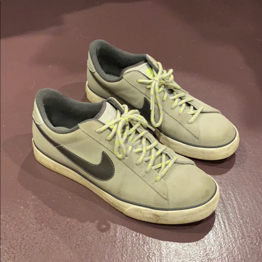 Nike Tennis Shoes sz. 9